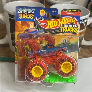 HW MONSTER TRUCKS SHARKS vs. DINOS BIG FOOTW